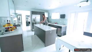 Ti bourik stepmom kwit ak rad li vin sal.Li pran li koupe pwòp li yo ak bofis vin yon gaf.Li ba l &#039; yon branlèt ak yon bj ak se foutu