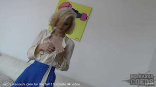 Lepo blond dekle, ki daje izjemno vroče strip tease čudno predmet steklenico vstavljanja ustvarjalne porno