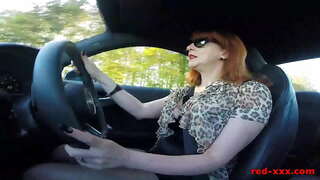 Busty redhead MILF o&#039;z avtomobil backseat ichida masturbates