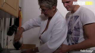 REIFE-ÉCHANGISTE - #Erna - Bandante Gros Cul Cougar Saute Sur la Bite Et les Coups de Son Homme