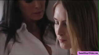 Kadans Lux finalman te fè sèks ak MILF Reagan Foxxs pussy mouye