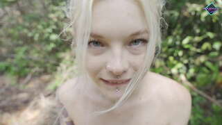 Horny kijana sucks dick kubwa katika msitu. Karneli Bandi