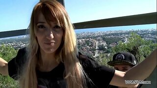 Byen fò rou milf apeprè komanse fouye nan manman bourik l &#039; nan piblik