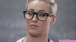 Une ado mange la chatte de ses instructeurs après les cours