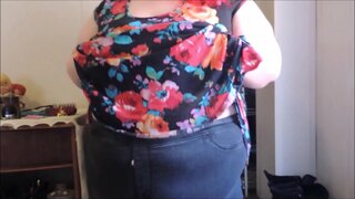 BBW joue Avec les Gros Seins