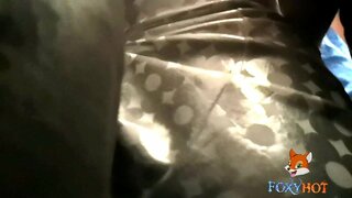 Montre manman bourik la sou tren an, anba tè nan lari a ak nan piblik