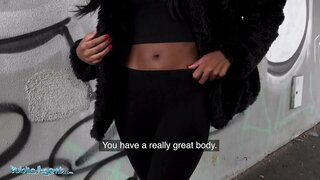 Piblik Ajan UK Nwa Azi Rae parcours l &#039; bourik sou gwo dick pou lajan kach