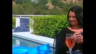 Гореща татуированная красавеца с косата си цвят воронова крило изкушава човек във вътрешния двор, за да получите по-голяма отстъпка при покупка на жилище