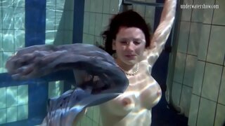 Раздеваться йөҙөү бассейны һырғалаҡ красотки