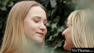 Тачаангуй өсвөр найз долоох, бүр зарим нь нойтон pussies